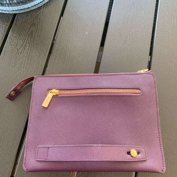 danier leather purple pouchette. Hand strap. Gold zipper. - Picture 4 of 11